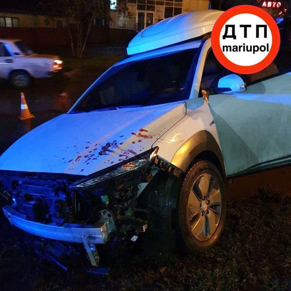 ДТП в Мариуполе: автомобиль с красными номерами забрызган кровью