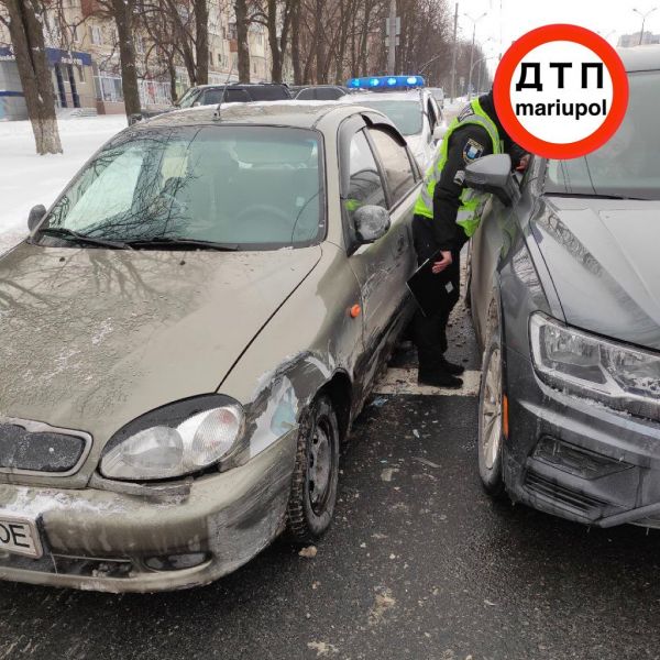 На мариупольском перекрестке в ДТП попали три автомобиля