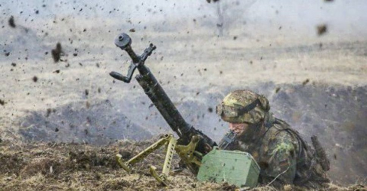 Боевики обстреляли на Донбассе жилые дома. Ранены санитар и боец ВСУ