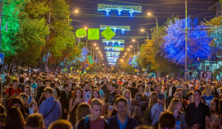 День города в Мариуполе: Ретроспектива - от группы «Любэ» в 2012-ом до гигантского флага Украины – в 2016-ом (ФОТО+ВИДЕО)