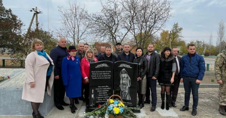 В Мариупольском поселке установили памятник погибшим во Второй мировой войне