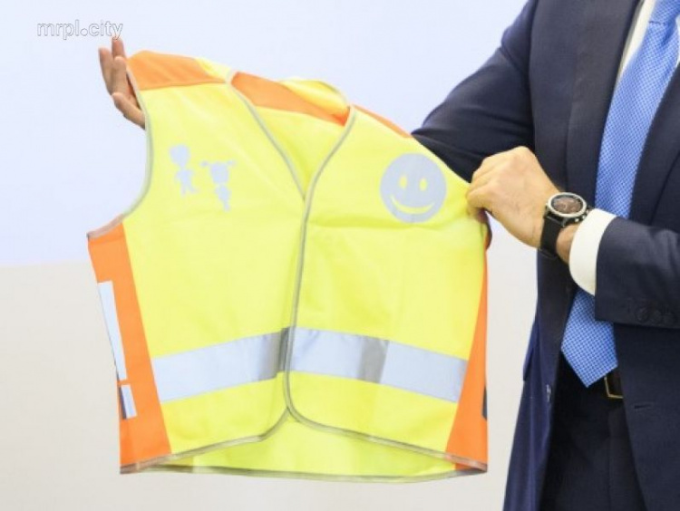 Мариупольские школьники с 1 сентября будут носить светоотражающие жилеты (ФОТО)