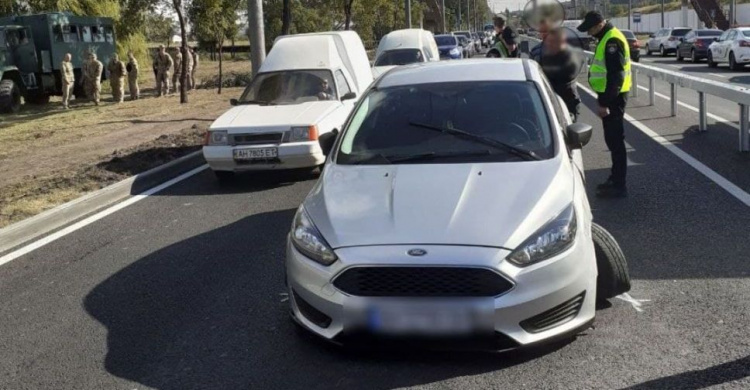 На Набережной в Мариуполе произошло ДТП с участием военного автомобиля (ДОПОЛНЕНО)