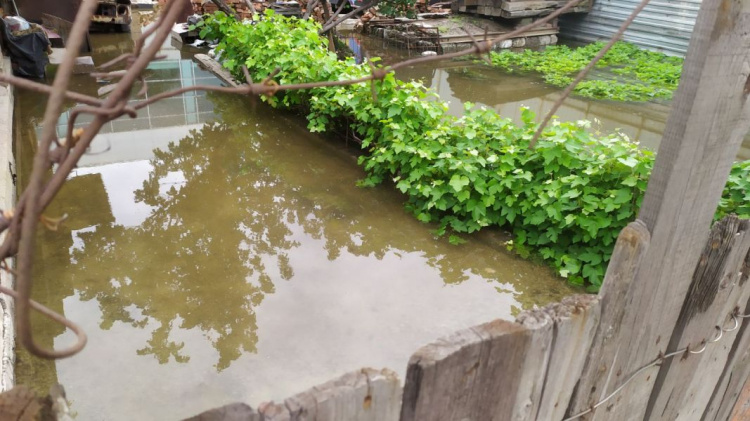 В Мариуполе на территории частного домовладения откачали более сотни кубометров дождевой воды