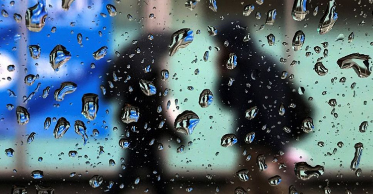 На солнечный Мариуполь атмосферный фронт несет дождь