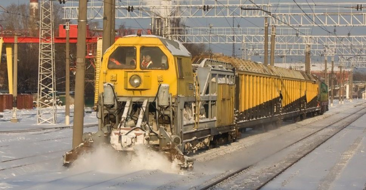 Железную дорогу в направлении Мариуполя расчищает снегоуборочная машина