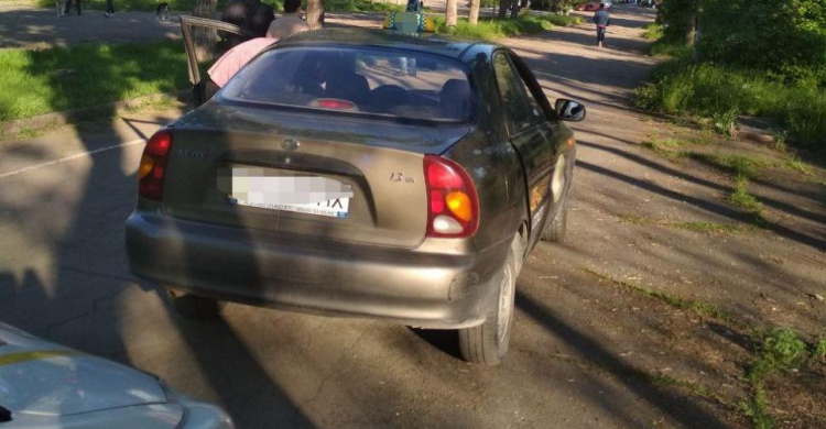 Под кайфом и «шашками»: в Мариуполе задержали таксиста (ФОТО)