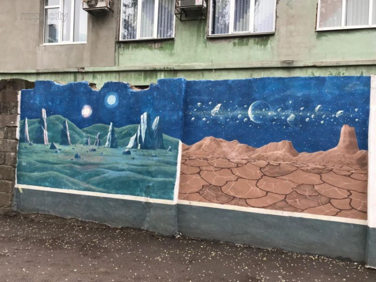 Космос, море и поля маков: в Мариуполе появился новый мурал (ФОТОФАКТ)