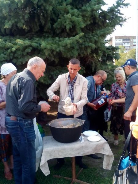 В Мариуполе благотворительный фонд еженедельно кормит десятки нуждающихся (ФОТО)