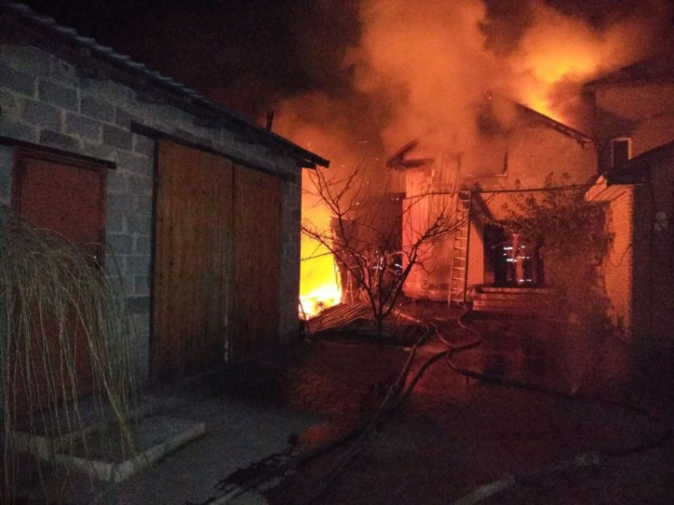 В Мариуполе среди ночи произошел пожар в частном секторе (ФОТО)