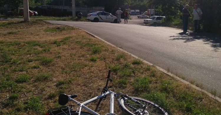 В Мариуполе велосипедист врезался в автомобиль. Пострадал пенсионер