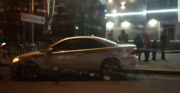 В центре Мариуполя автомобиль сбил  людей на остановке (ФОТОФАКТ)