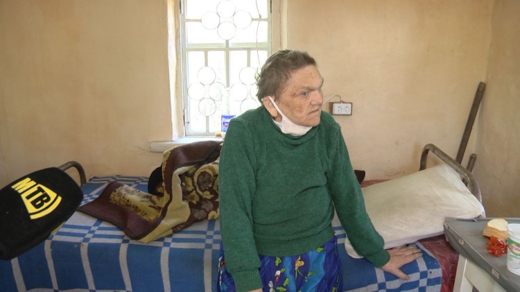 Не встает и почти ничего не видит: в Мариуполе пенсионерку-инвалида лишили квартиры (ВИДЕО)