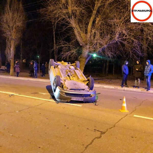 В Мариуполе от столкновения перевернулся автомобиль (ФОТО+ВИДЕО)