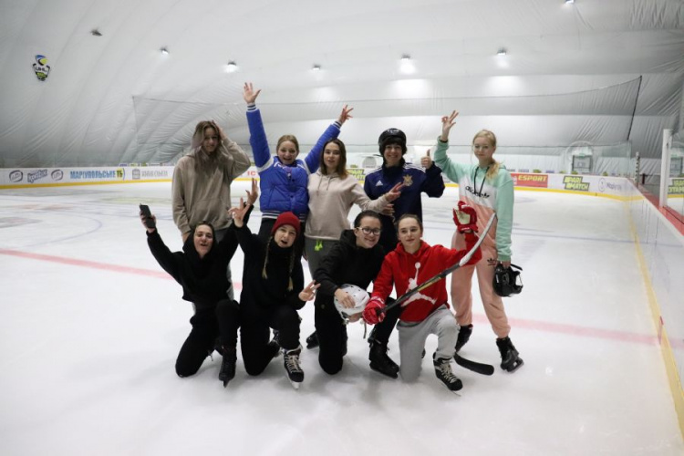 Первая женская хоккейная команда Мариуполя вышла на лед