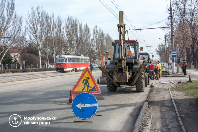 В Мариуполе аварийные участки дорог ремонтируют холодным асфальтом (ФОТО)
