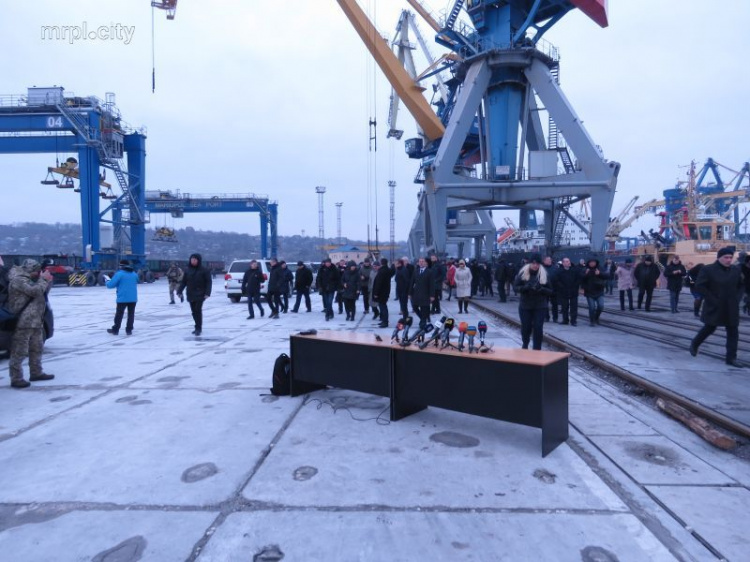 Россия начала пропускать больше судов в порт Мариуполя из-за визита глав МИД Чехии и Дании (ФОТО)