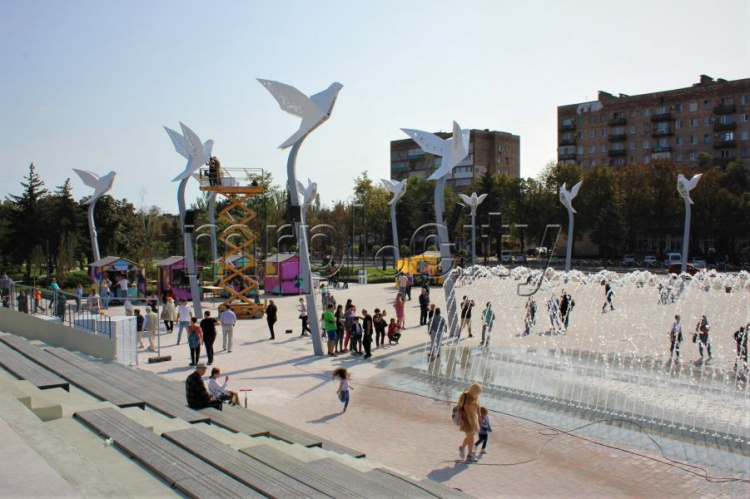 Мариупольцы гуляют по обновленной площади Свободы