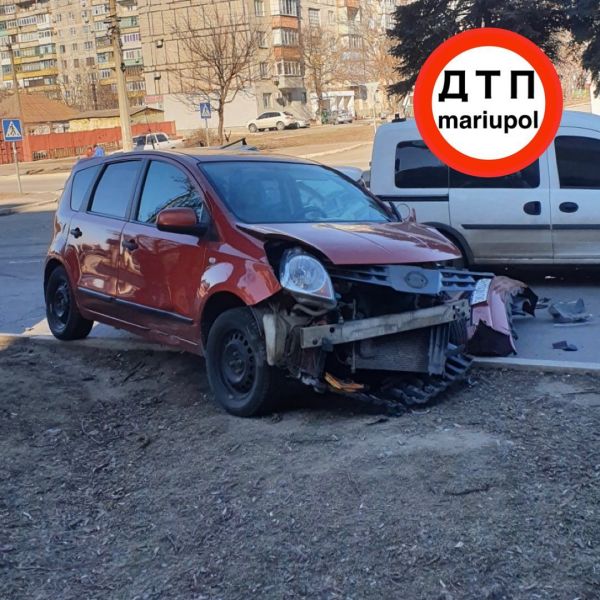 В Мариуполе столкнулись легковушки, пострадала пенсионерка