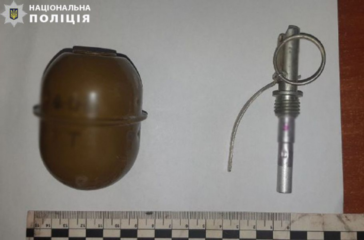 Мариуполец на берегу Азовского моря нашел гранату (ФОТО)