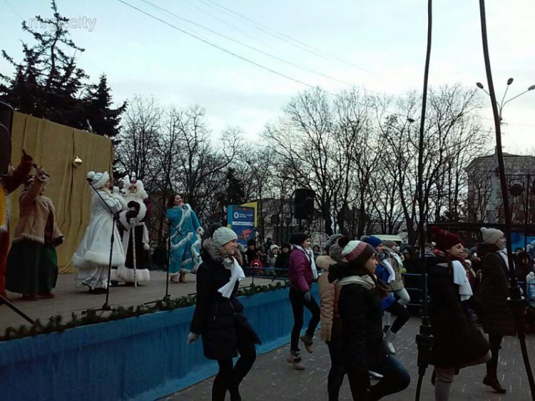 В Мариуполе под песни молодежи и танцы Снегурочек закрыли главную елку (ФОТО)