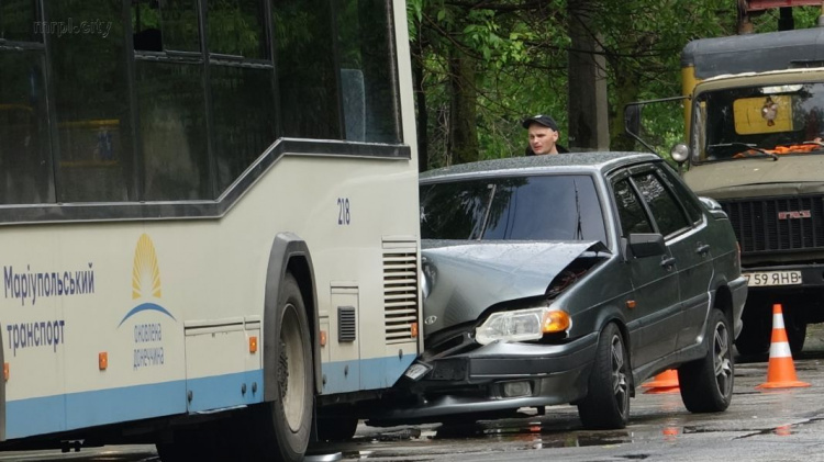 В Мариуполе легковушка врезалась в троллейбус (ФОТО)
