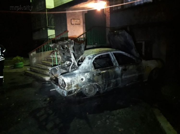 Возле многоэтажки в Мариуполе загорелся автомобиль. Огонь перекинулся на квартиру (ФОТО+ДОПОЛНЕНО)