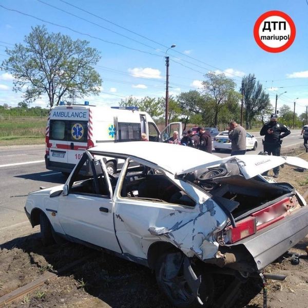 В Мариуполе в результате аварии из автомобиля вылетел пассажир (ФОТО)