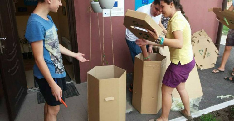 Школьники в Мариуполе самостоятельно собирают контейнеры для сортировки мусора (ФОТОФАКТ)