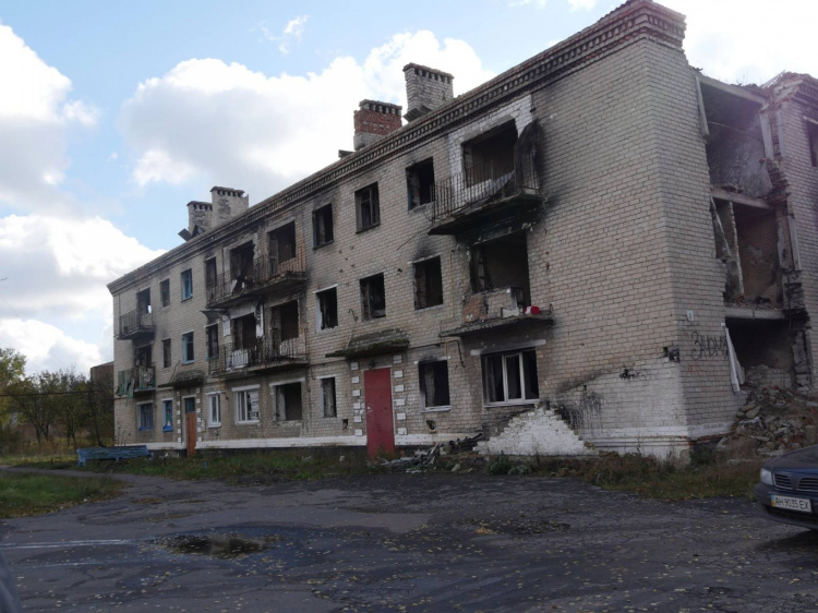 В прифронтовой Марьинке начали восстанавливать жилье (ФОТО)