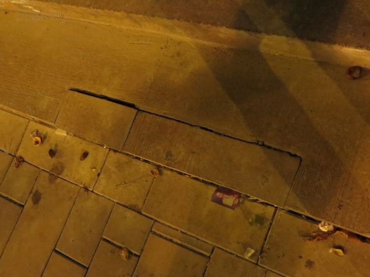 Мариупольцы падают вместе с новой плиткой в центре города (ФОТОФАКТ)