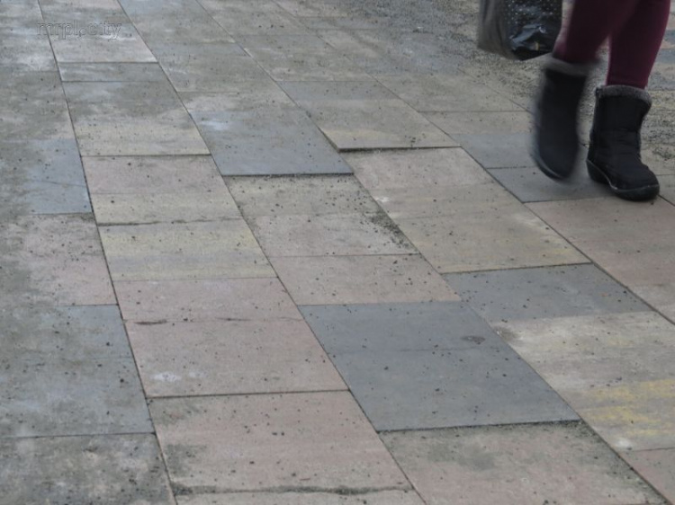 У театра в Мариуполе ломается от просадки грунта новый тротуар (ФОТОФАКТ)