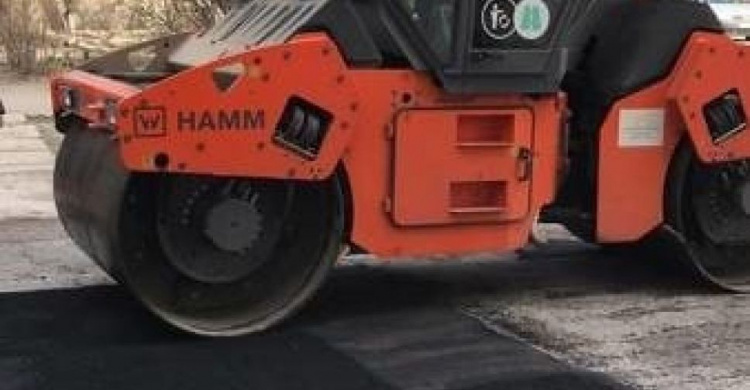В Мариуполе восстанавливают дорожное покрытие (ФОТО)