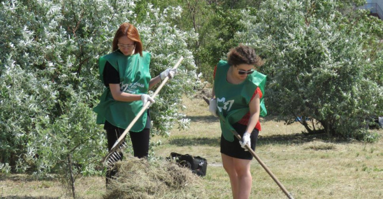 Молодежь в Мариуполе провела экологическую акцию (ФОТО)