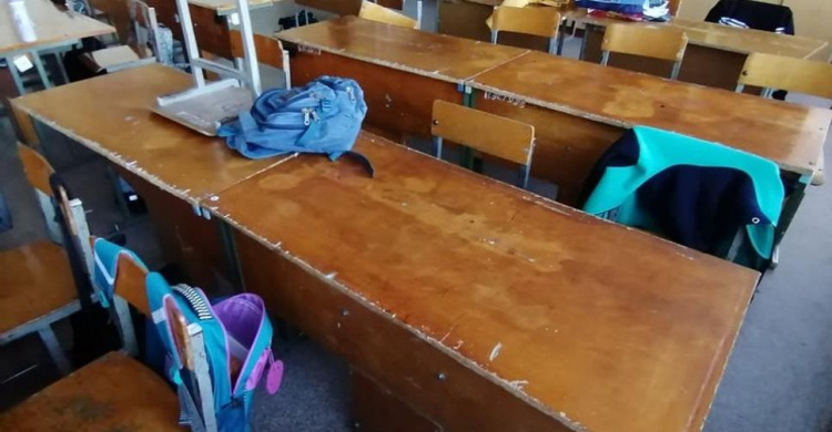 Мариупольцы жалуются на занозы и рваную одежду от школьной мебели