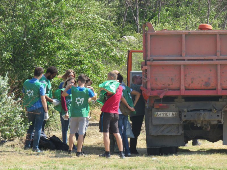 Молодежь в Мариуполе провела экологическую акцию (ФОТО)