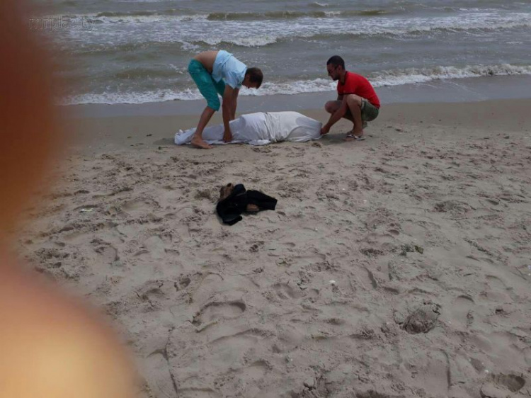 Умер на пляже. Под Мариуполем отдыхающие спасали мужчину (ФОТО+ВИДЕО)