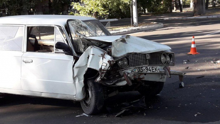 В Мариуполе из-за укуса насекомого столкнулись автомобили (ФОТО)