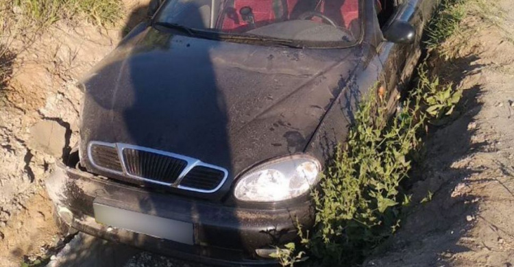 В Мариуполе автомобиль застрял в канаве. Водитель исчез с места ДТП (ФОТО)