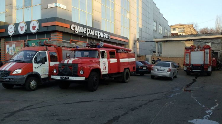 На Донетчине около 20 спасателей тушили пожар в ЦУМе (ФОТО)