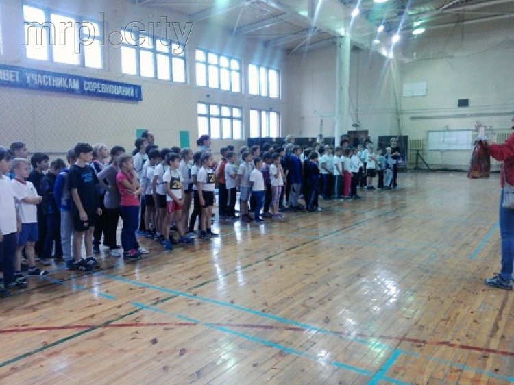 Мариупольские школьники соревновались в беге, прыжках и подвижных играх