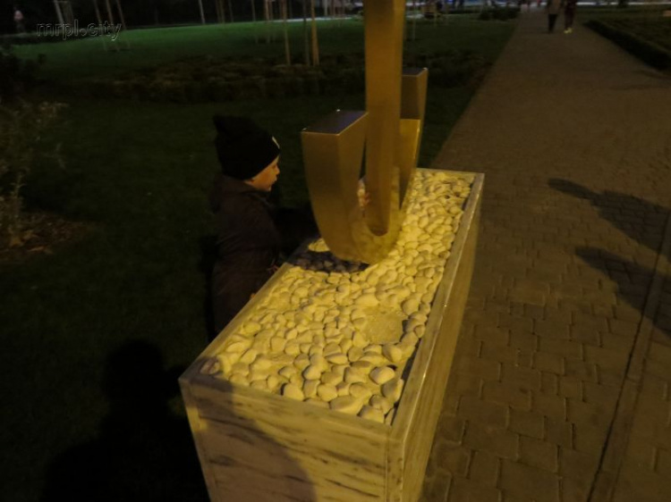 Мариупольцы принялись разорять символ города на Греческой площади (ФОТОФАКТ)
