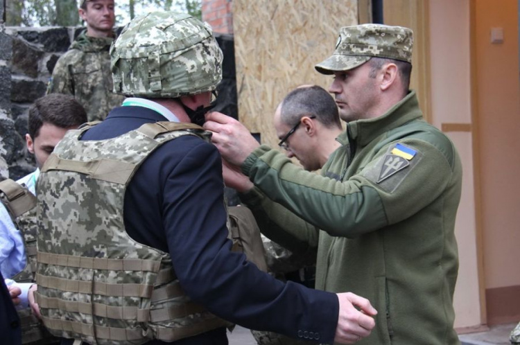Дипломаты из Литвы посетили Широкино и пообщались с военными (ФОТО)