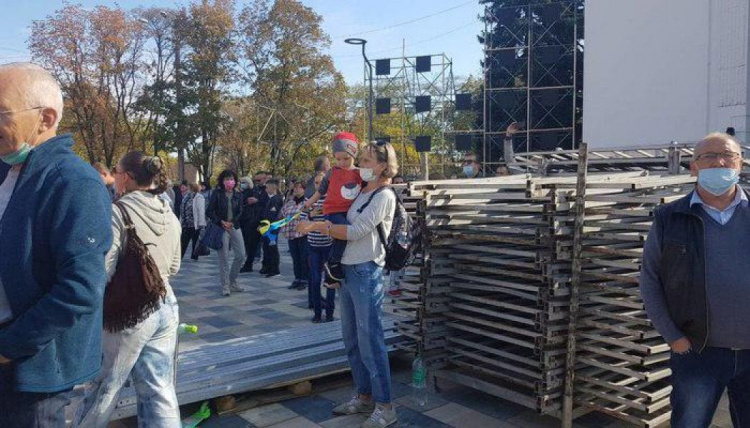 В День города скандал на Театральной площади Мариуполя (ФОТО)