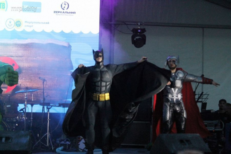  «GobyFest»: Мариупольцы получали призы, танцевали с супергероями и обстреливались из Холи-пушки (ФОТО+ВИДЕО)
