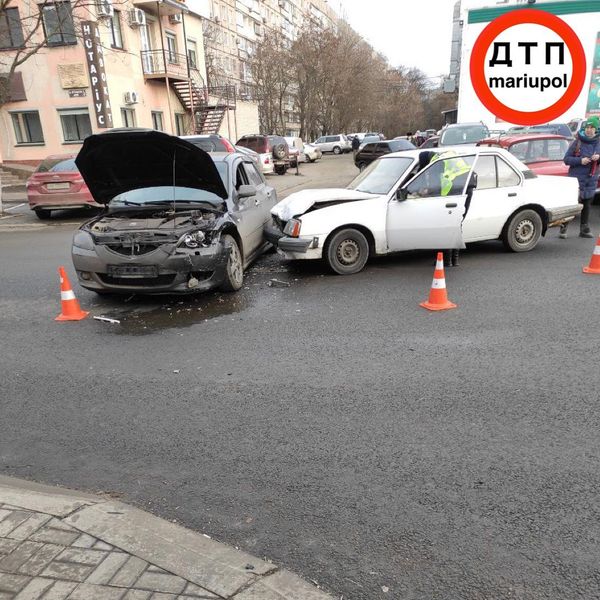 Неудачный маневр и побитый бампер: в Мариуполе «всплеск» аварий