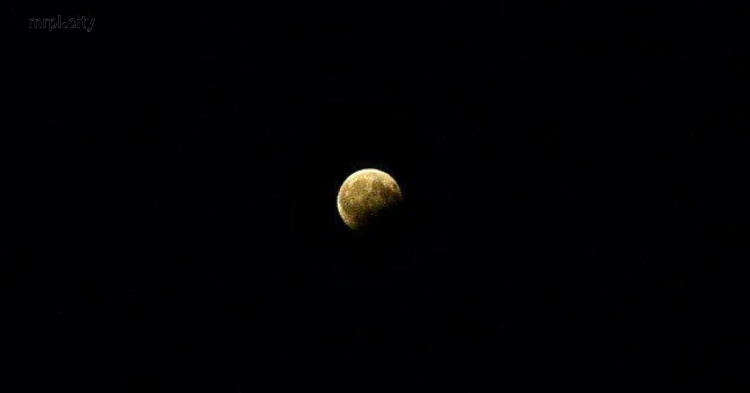 Мариупольцы наблюдают уникальное лунное затмение (ФОТОФАКТ)