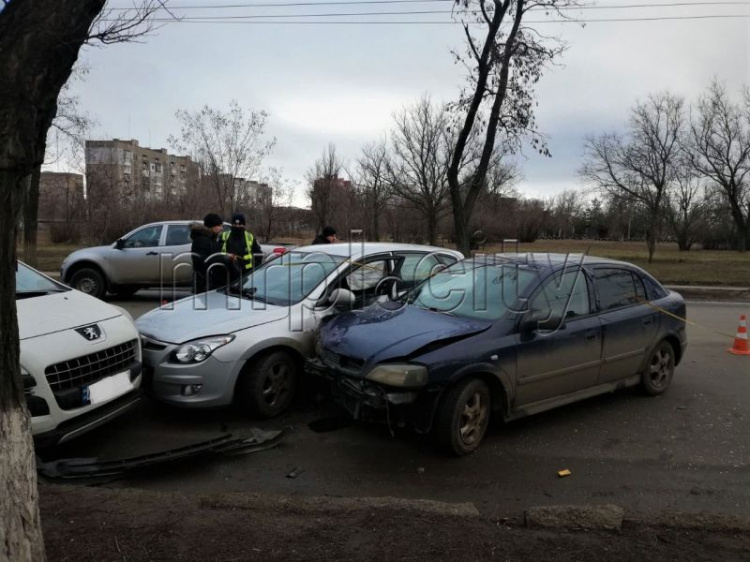 В Мариуполе возле школы столкнулись три автомобиля, пассажира увезли в больницу