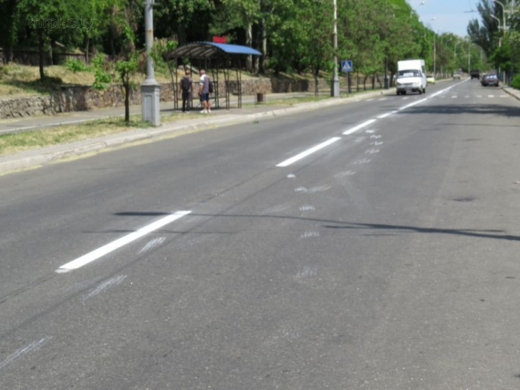 Мариупольские «водители-художники» рисуют колесами белые узоры по дорогам города (ФОТО+ВИДЕО)