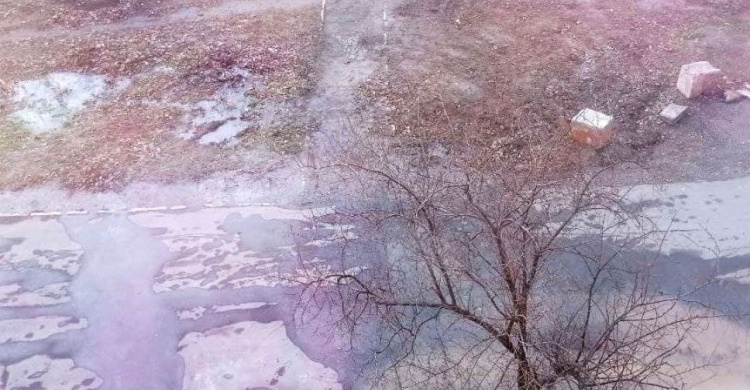Мариупольцы регулярно забивают городскую канализацию: нечистоты вытекают на улицы